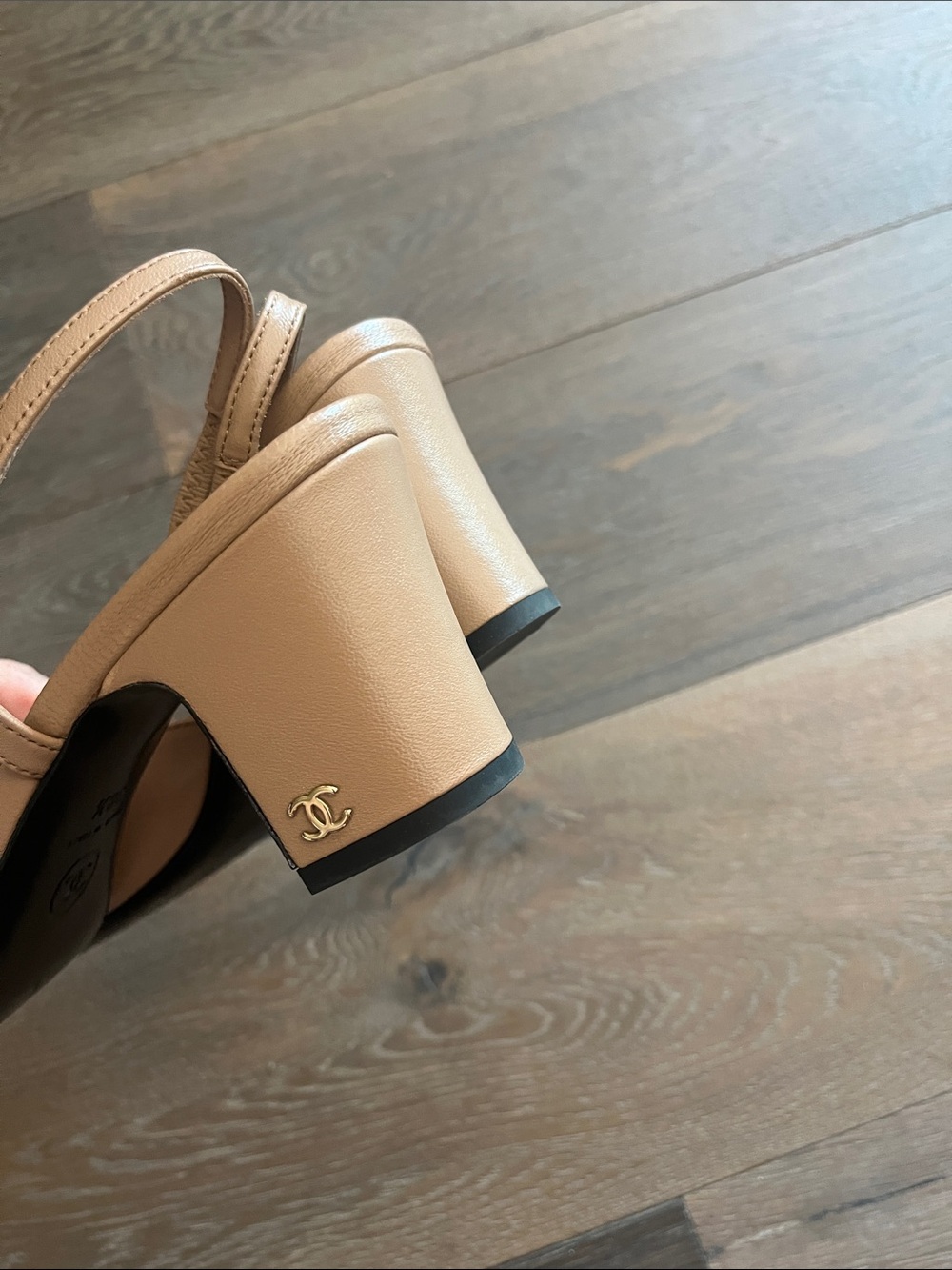 CHANEL Two-Tone Beige and Black Slingback Pumps - Picture 4 of 6